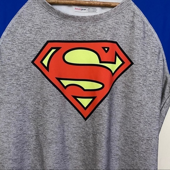 3/$20 Under Armour Gray Superman Heat Gear Workout Shirt - Picture 3 of 4